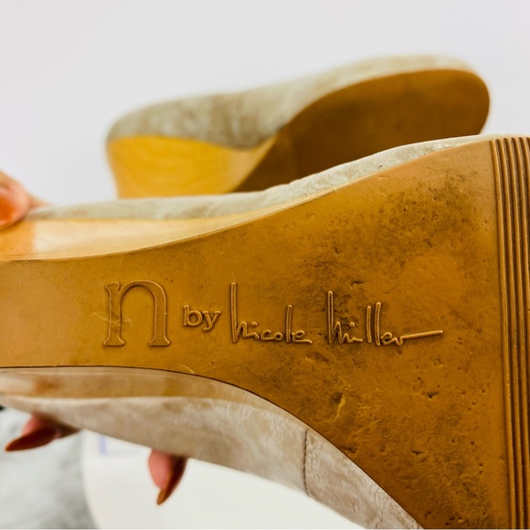 Nicole Miller Heeled Wedge Womens 9.5 Beige Round Toe Leather Minimalist Classy - Picture 8 of 11